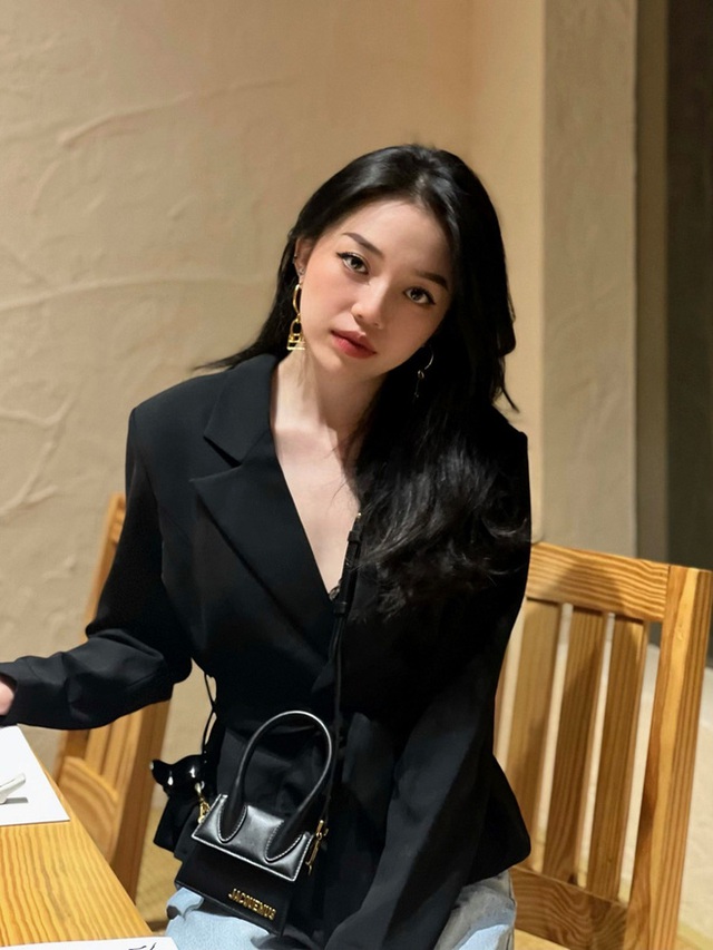 Muôn kiểu blazer của streamer Linh Ngọc Đàm: sexy hết nấc hoặc cá tính, dịu dàng - Ảnh 3. Muôn kiểu blazer của streamer Linh Ngọc Đàm: sexy hết nấc hoặc cá tính, dịu dàng - Ảnh 3.