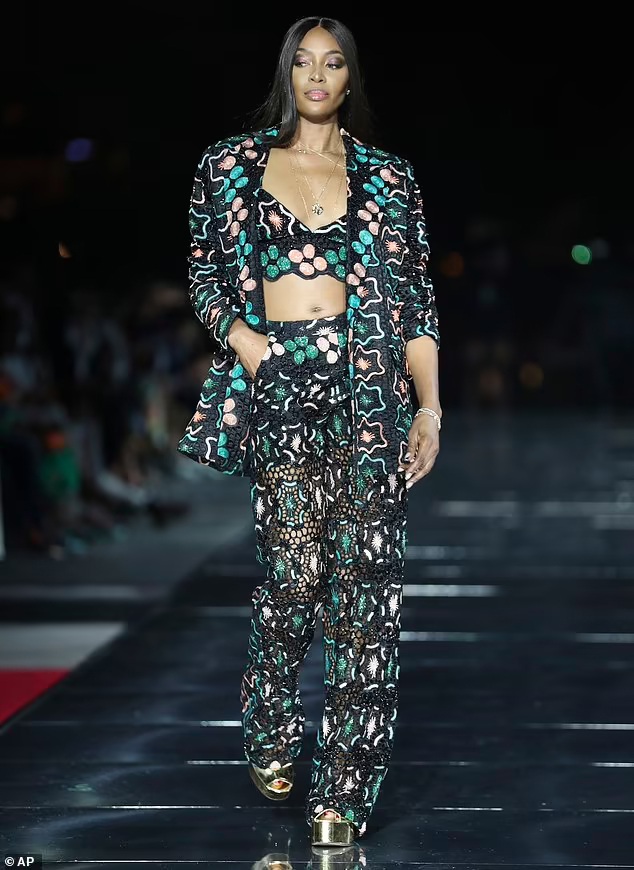 Ngoại ngũ tuần, Naomi Campbell vẫn thần thái đỉnh cao trên sàn catwalk - Ảnh 1. Ngoại ngũ tuần, Naomi Campbell vẫn thần thái đỉnh cao trên sàn catwalk - Ảnh 1.