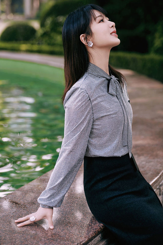 Dương Tử đụng hàng Dương Tử biến hàng hiệu thành hàng chợ, nhìn sang Kiều Hân mới thấy đẳng cấp "một trời một vực" - Ảnh 4. Dương Tử đụng hàng Dương Tử biến hàng hiệu thành hàng chợ, nhìn sang Kiều Hân mới thấy đẳng cấp "một trời một vực" - Ảnh 4.