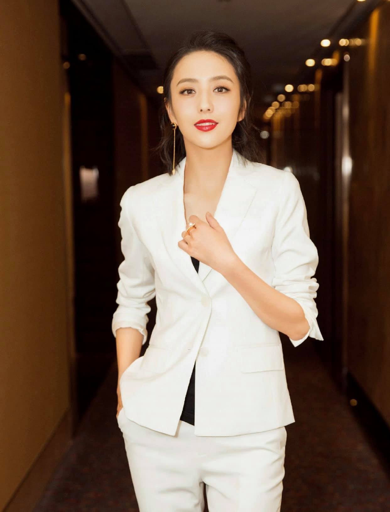 Đồng Lệ Á style Cô vợ khiến chồng cũ "cay" nhất lúc này: Tái hôn với quan chức cấp cao, style khi ngây thơ khi quyến rũ chết người - Ảnh 19. Đồng Lệ Á style Cô vợ khiến chồng cũ "cay" nhất lúc này: Tái hôn với quan chức cấp cao, style khi ngây thơ khi quyến rũ chết người - Ảnh 19.
