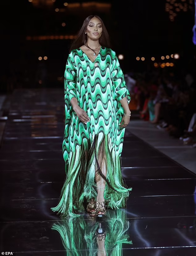 Ngoại ngũ tuần, Naomi Campbell vẫn thần thái đỉnh cao trên sàn catwalk - Ảnh 2. Ngoại ngũ tuần, Naomi Campbell vẫn thần thái đỉnh cao trên sàn catwalk - Ảnh 2.