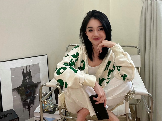 Muôn kiểu blazer của streamer Linh Ngọc Đàm: sexy hết nấc hoặc cá tính, dịu dàng - Ảnh 8. Muôn kiểu blazer của streamer Linh Ngọc Đàm: sexy hết nấc hoặc cá tính, dịu dàng - Ảnh 8.