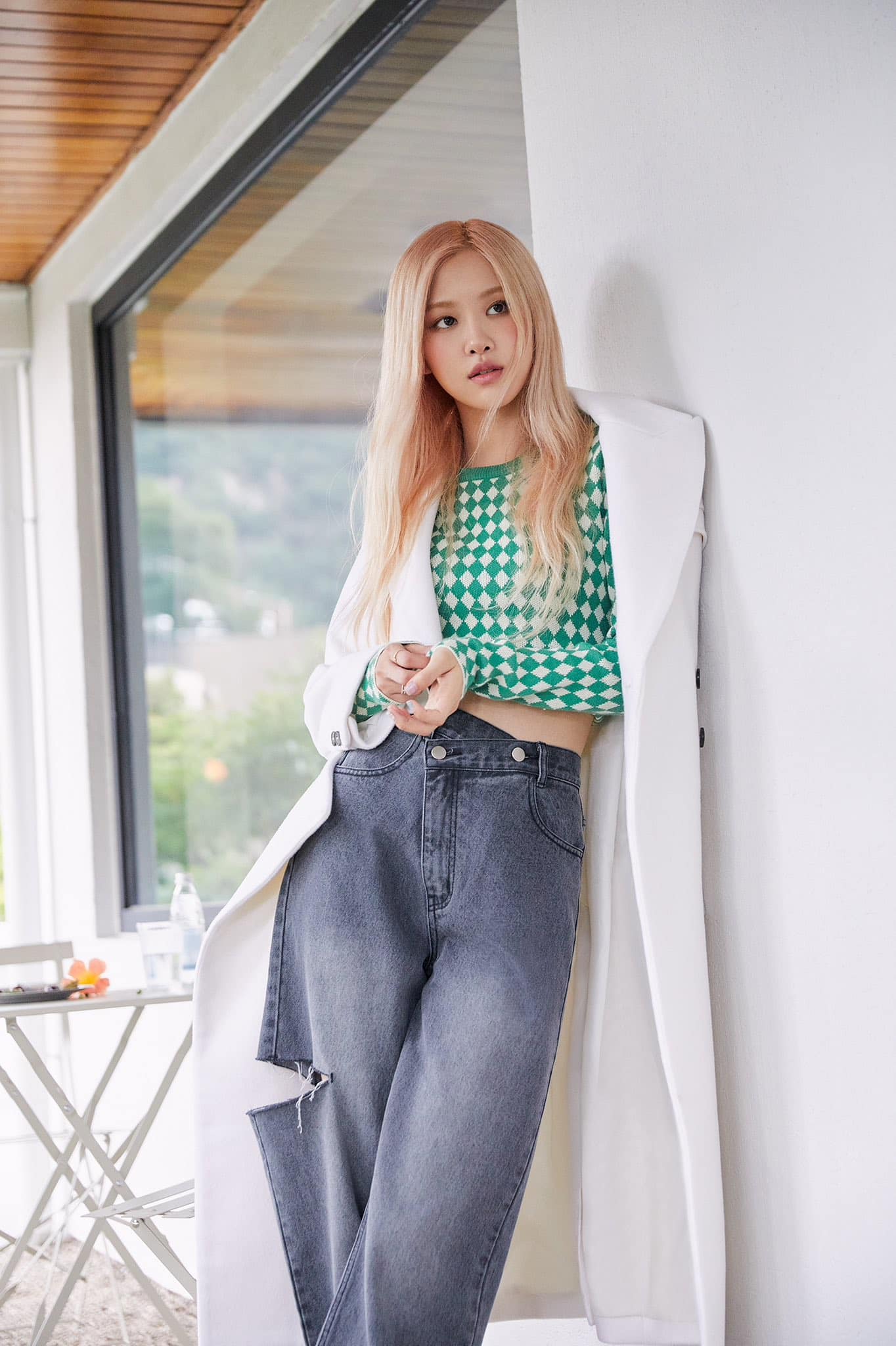 Rosé chân cong, dáng gầy khẳng khiu nhưng "ém nhẹm" cực đỉnh nhờ áo khoác dáng dài - Ảnh 15. Rosé chân cong, dáng gầy khẳng khiu nhưng "ém nhẹm" cực đỉnh nhờ áo khoác dáng dài - Ảnh 15.