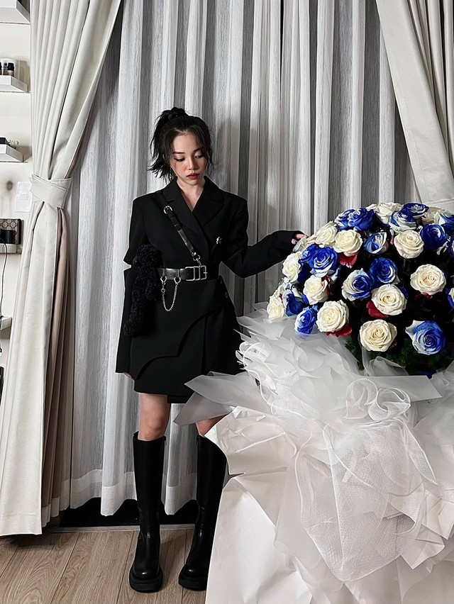 Muôn kiểu blazer của streamer Linh Ngọc Đàm: sexy hết nấc hoặc cá tính, dịu dàng - Ảnh 4. Muôn kiểu blazer của streamer Linh Ngọc Đàm: sexy hết nấc hoặc cá tính, dịu dàng - Ảnh 4.