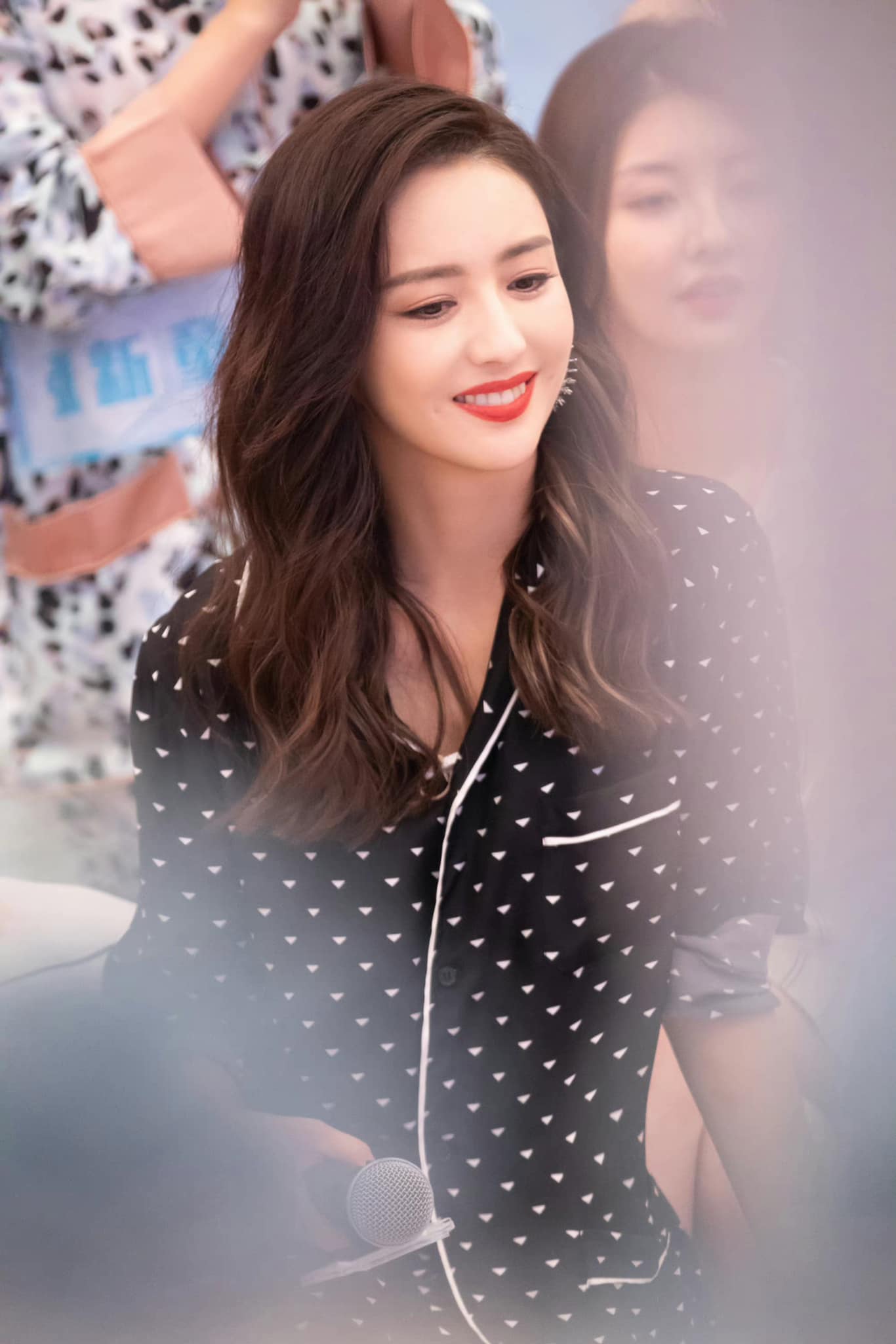 Đồng Lệ Á style Cô vợ khiến chồng cũ "cay" nhất lúc này: Tái hôn với quan chức cấp cao, style khi ngây thơ khi quyến rũ chết người - Ảnh 13. Đồng Lệ Á style Cô vợ khiến chồng cũ "cay" nhất lúc này: Tái hôn với quan chức cấp cao, style khi ngây thơ khi quyến rũ chết người - Ảnh 13.