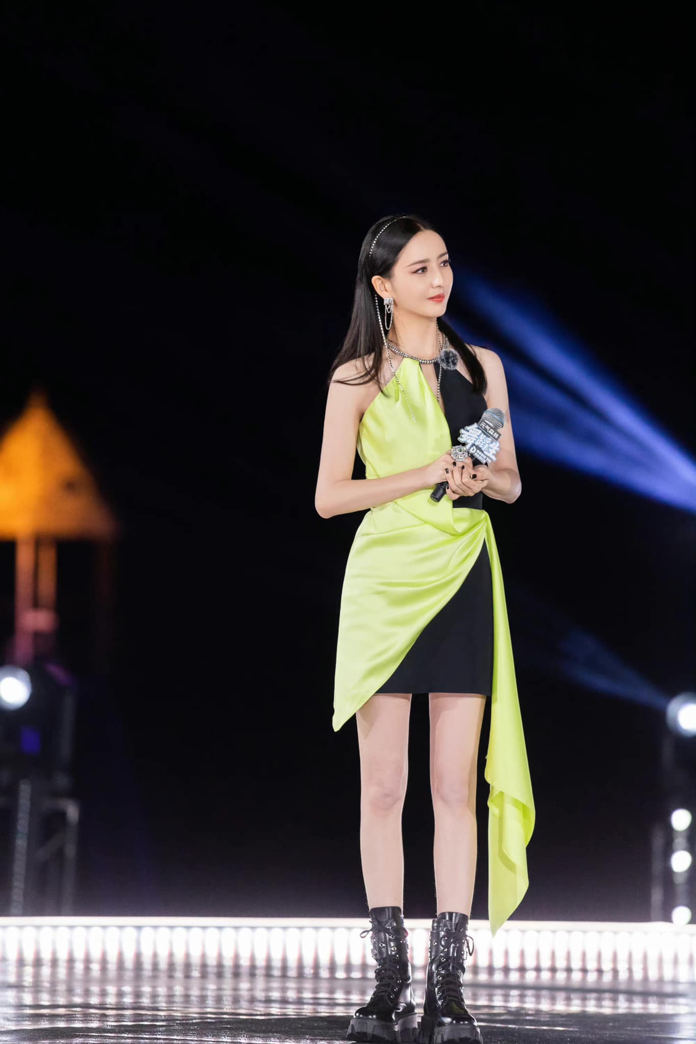 Đồng Lệ Á style Cô vợ khiến chồng cũ "cay" nhất lúc này: Tái hôn với quan chức cấp cao, style khi ngây thơ khi quyến rũ chết người - Ảnh 7. Đồng Lệ Á style Cô vợ khiến chồng cũ "cay" nhất lúc này: Tái hôn với quan chức cấp cao, style khi ngây thơ khi quyến rũ chết người - Ảnh 7.