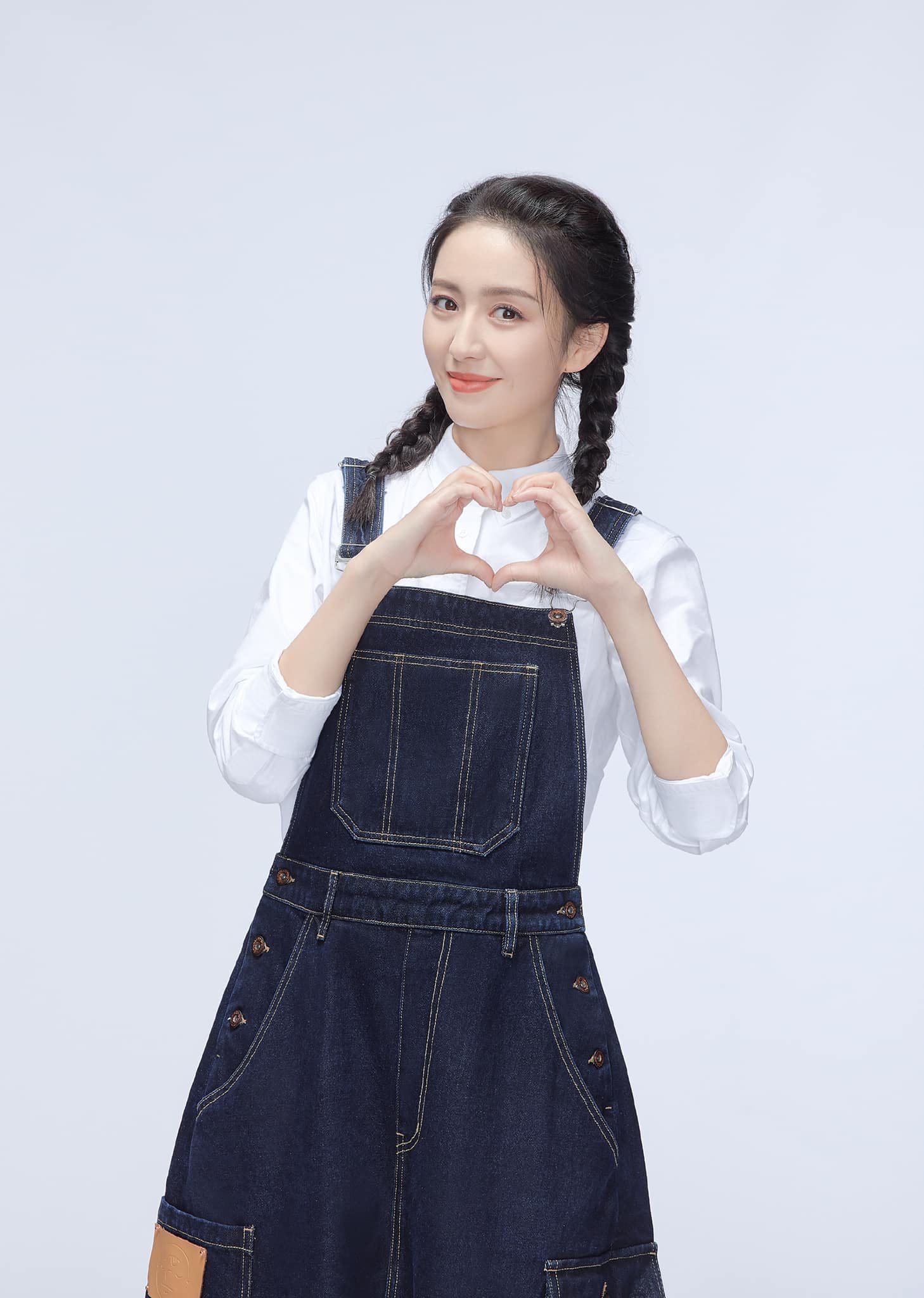 Đồng Lệ Á style Cô vợ khiến chồng cũ "cay" nhất lúc này: Tái hôn với quan chức cấp cao, style khi ngây thơ khi quyến rũ chết người - Ảnh 8. Đồng Lệ Á style Cô vợ khiến chồng cũ "cay" nhất lúc này: Tái hôn với quan chức cấp cao, style khi ngây thơ khi quyến rũ chết người - Ảnh 8.