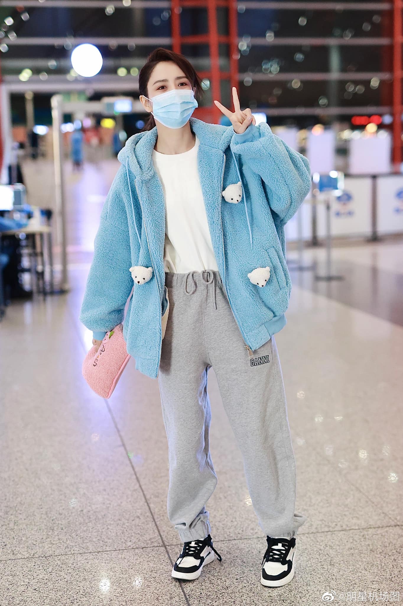 Đồng Lệ Á style Cô vợ khiến chồng cũ "cay" nhất lúc này: Tái hôn với quan chức cấp cao, style khi ngây thơ khi quyến rũ chết người - Ảnh 14. Đồng Lệ Á style Cô vợ khiến chồng cũ "cay" nhất lúc này: Tái hôn với quan chức cấp cao, style khi ngây thơ khi quyến rũ chết người - Ảnh 14.
