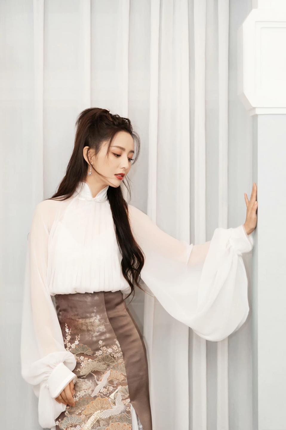 Đồng Lệ Á style Cô vợ khiến chồng cũ "cay" nhất lúc này: Tái hôn với quan chức cấp cao, style khi ngây thơ khi quyến rũ chết người - Ảnh 11. Đồng Lệ Á style Cô vợ khiến chồng cũ "cay" nhất lúc này: Tái hôn với quan chức cấp cao, style khi ngây thơ khi quyến rũ chết người - Ảnh 11.