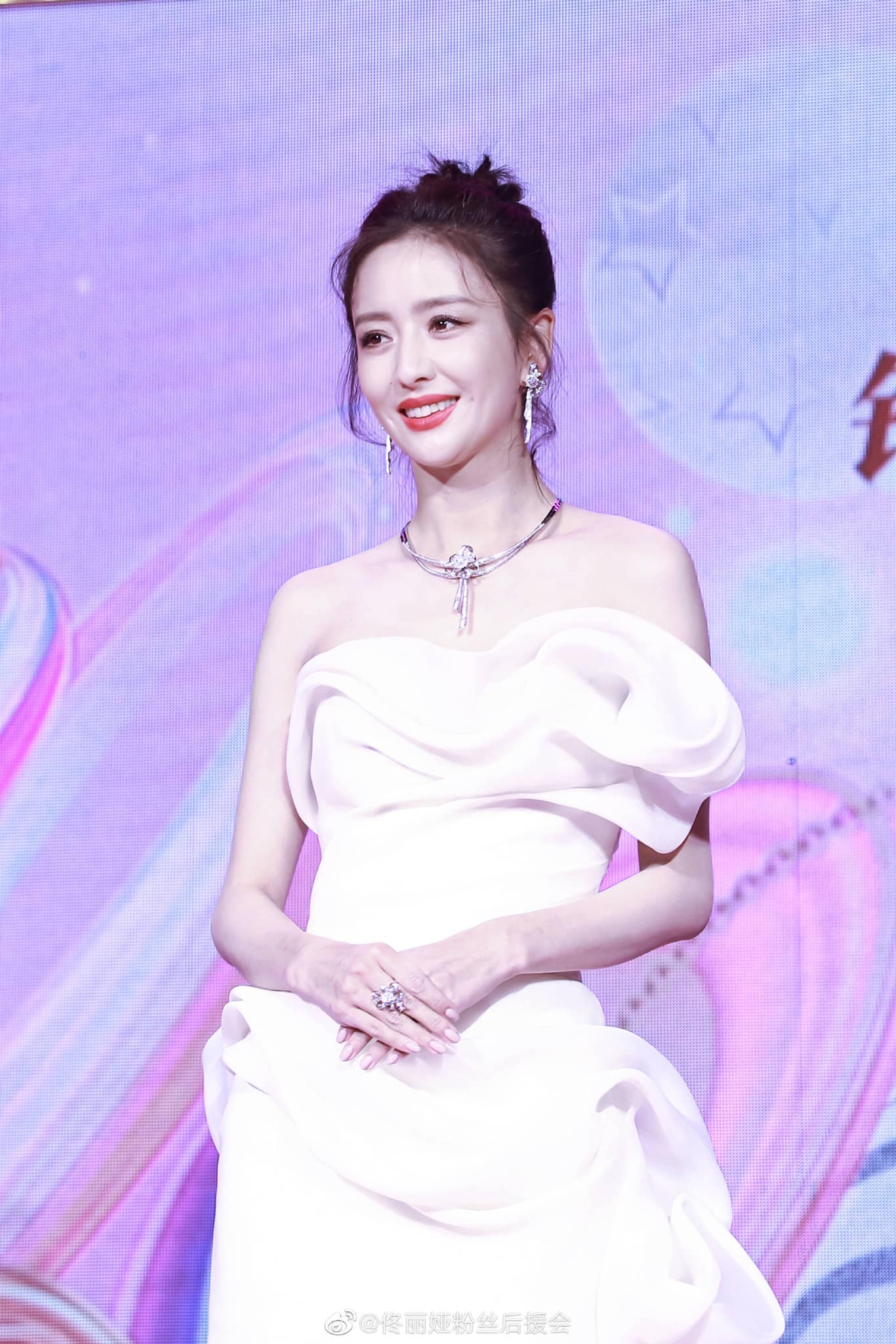 Đồng Lệ Á style Cô vợ khiến chồng cũ "cay" nhất lúc này: Tái hôn với quan chức cấp cao, style khi ngây thơ khi quyến rũ chết người - Ảnh 4. Đồng Lệ Á style Cô vợ khiến chồng cũ "cay" nhất lúc này: Tái hôn với quan chức cấp cao, style khi ngây thơ khi quyến rũ chết người - Ảnh 4.