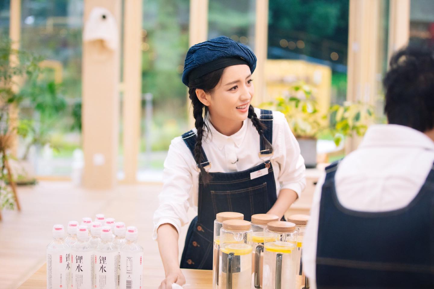 Đồng Lệ Á style Cô vợ khiến chồng cũ "cay" nhất lúc này: Tái hôn với quan chức cấp cao, style khi ngây thơ khi quyến rũ chết người - Ảnh 9. Đồng Lệ Á style Cô vợ khiến chồng cũ "cay" nhất lúc này: Tái hôn với quan chức cấp cao, style khi ngây thơ khi quyến rũ chết người - Ảnh 9.