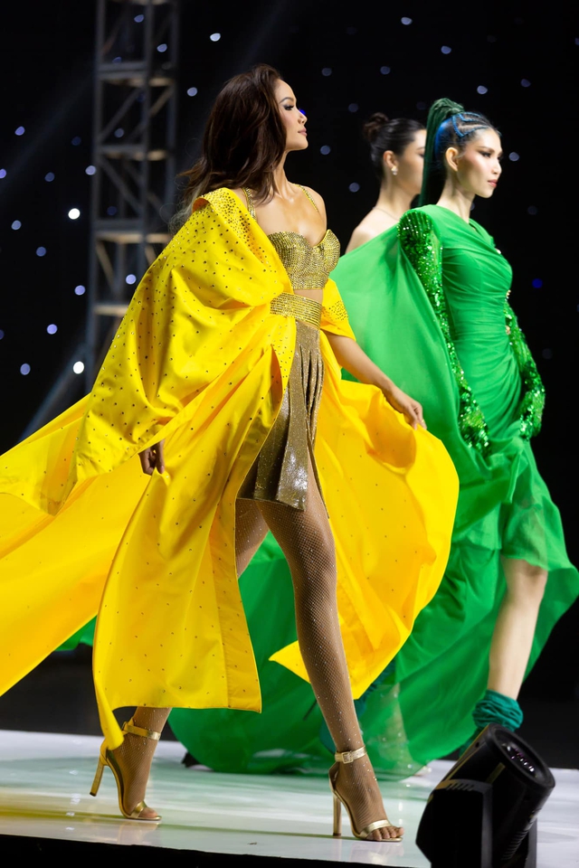 H'Hen Niê mặc 1 bộ nhưng "bóc" từ từ thành 4 bộ khác nhau, outfit cuối "đốt mắt" người xem - Ảnh 4. H'Hen Niê mặc 1 bộ nhưng "bóc" từ từ thành 4 bộ khác nhau, outfit cuối "đốt mắt" người xem - Ảnh 4.