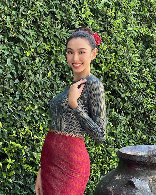 Fan "mắt chữ O mồm chữ A" khi Nguyễn Thúc Thùy Tiên "biến hóa" gái Thái khó lường tại xứ chùa Vàng - Ảnh 7. Fan "mắt chữ O mồm chữ A" khi Nguyễn Thúc Thùy Tiên "biến hóa" gái Thái khó lường tại xứ chùa Vàng - Ảnh 7.