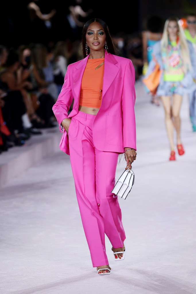 Ngoại ngũ tuần, Naomi Campbell vẫn thần thái đỉnh cao trên sàn catwalk - Ảnh 7. Ngoại ngũ tuần, Naomi Campbell vẫn thần thái đỉnh cao trên sàn catwalk - Ảnh 7.
