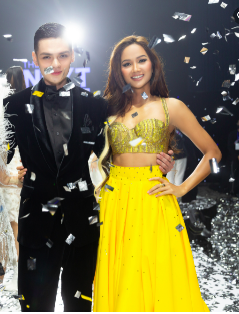 H'Hen Niê mặc 1 bộ nhưng "bóc" từ từ thành 4 bộ khác nhau, outfit cuối "đốt mắt" người xem - Ảnh 6. H'Hen Niê mặc 1 bộ nhưng "bóc" từ từ thành 4 bộ khác nhau, outfit cuối "đốt mắt" người xem - Ảnh 6.