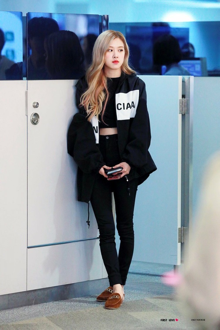 Rosé chân cong, dáng gầy khẳng khiu nhưng "ém nhẹm" cực đỉnh nhờ áo khoác dáng dài - Ảnh 6. Rosé chân cong, dáng gầy khẳng khiu nhưng "ém nhẹm" cực đỉnh nhờ áo khoác dáng dài - Ảnh 6.
