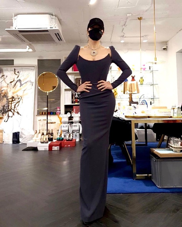 Những chiếc váy "khuấy động" thảm đỏ của mỹ nhân U60 Kim Hye Soo - Ảnh 15. Những chiếc váy "khuấy động" thảm đỏ của mỹ nhân U60 Kim Hye Soo - Ảnh 15.
