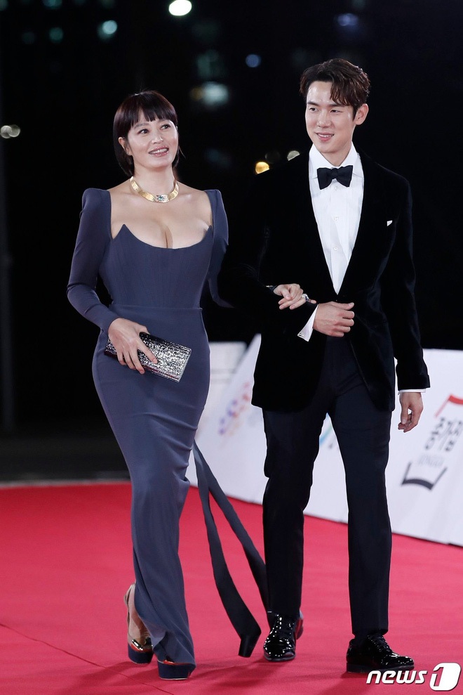Những chiếc váy "khuấy động" thảm đỏ của mỹ nhân U60 Kim Hye Soo - Ảnh 13. Những chiếc váy "khuấy động" thảm đỏ của mỹ nhân U60 Kim Hye Soo - Ảnh 13.