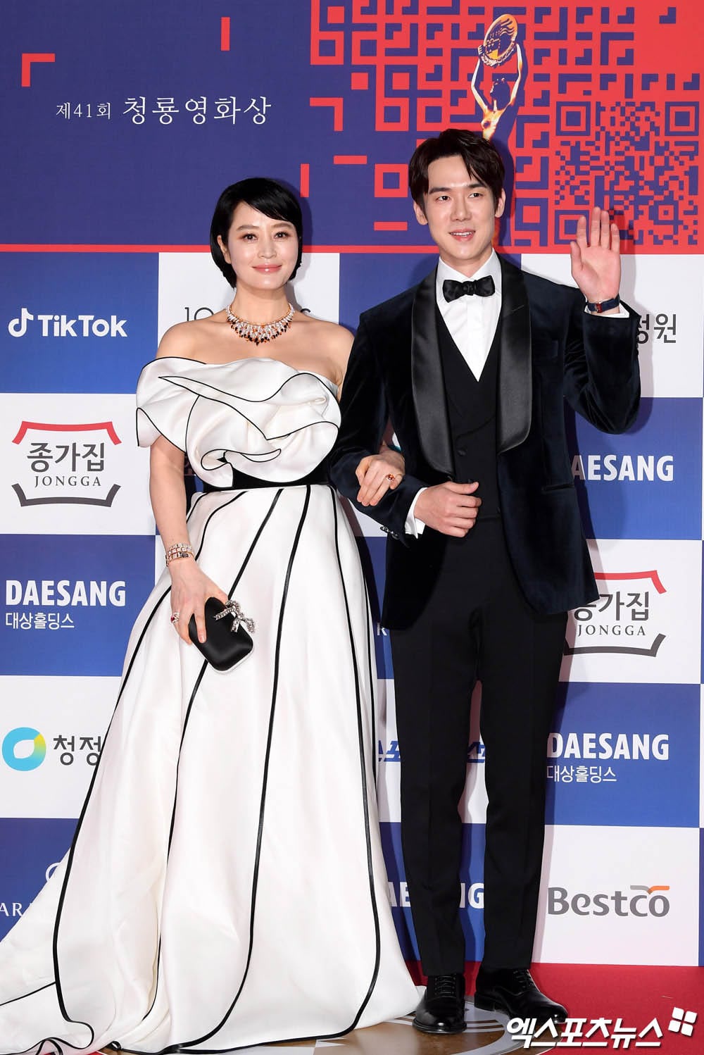 Những chiếc váy "khuấy động" thảm đỏ của mỹ nhân U60 Kim Hye Soo - Ảnh 9. Những chiếc váy "khuấy động" thảm đỏ của mỹ nhân U60 Kim Hye Soo - Ảnh 9.