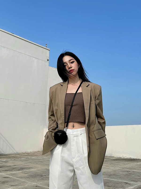 Muôn kiểu blazer của streamer Linh Ngọc Đàm: sexy hết nấc hoặc cá tính, dịu dàng - Ảnh 5. Muôn kiểu blazer của streamer Linh Ngọc Đàm: sexy hết nấc hoặc cá tính, dịu dàng - Ảnh 5.