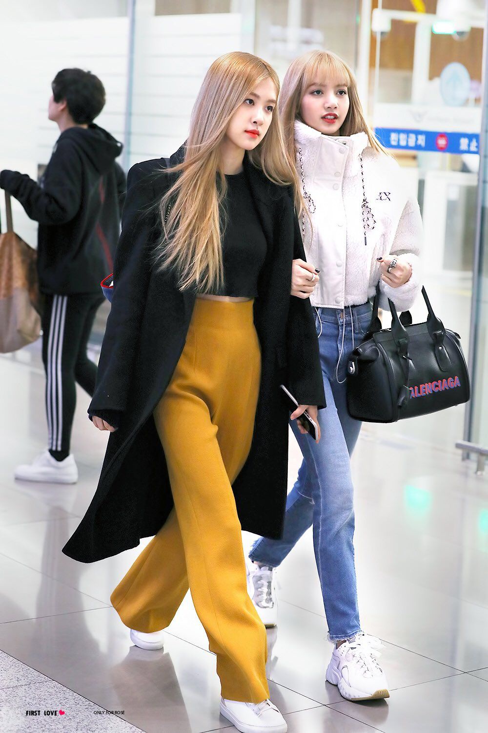 Rosé chân cong, dáng gầy khẳng khiu nhưng "ém nhẹm" cực đỉnh nhờ áo khoác dáng dài - Ảnh 12. Rosé chân cong, dáng gầy khẳng khiu nhưng "ém nhẹm" cực đỉnh nhờ áo khoác dáng dài - Ảnh 12.