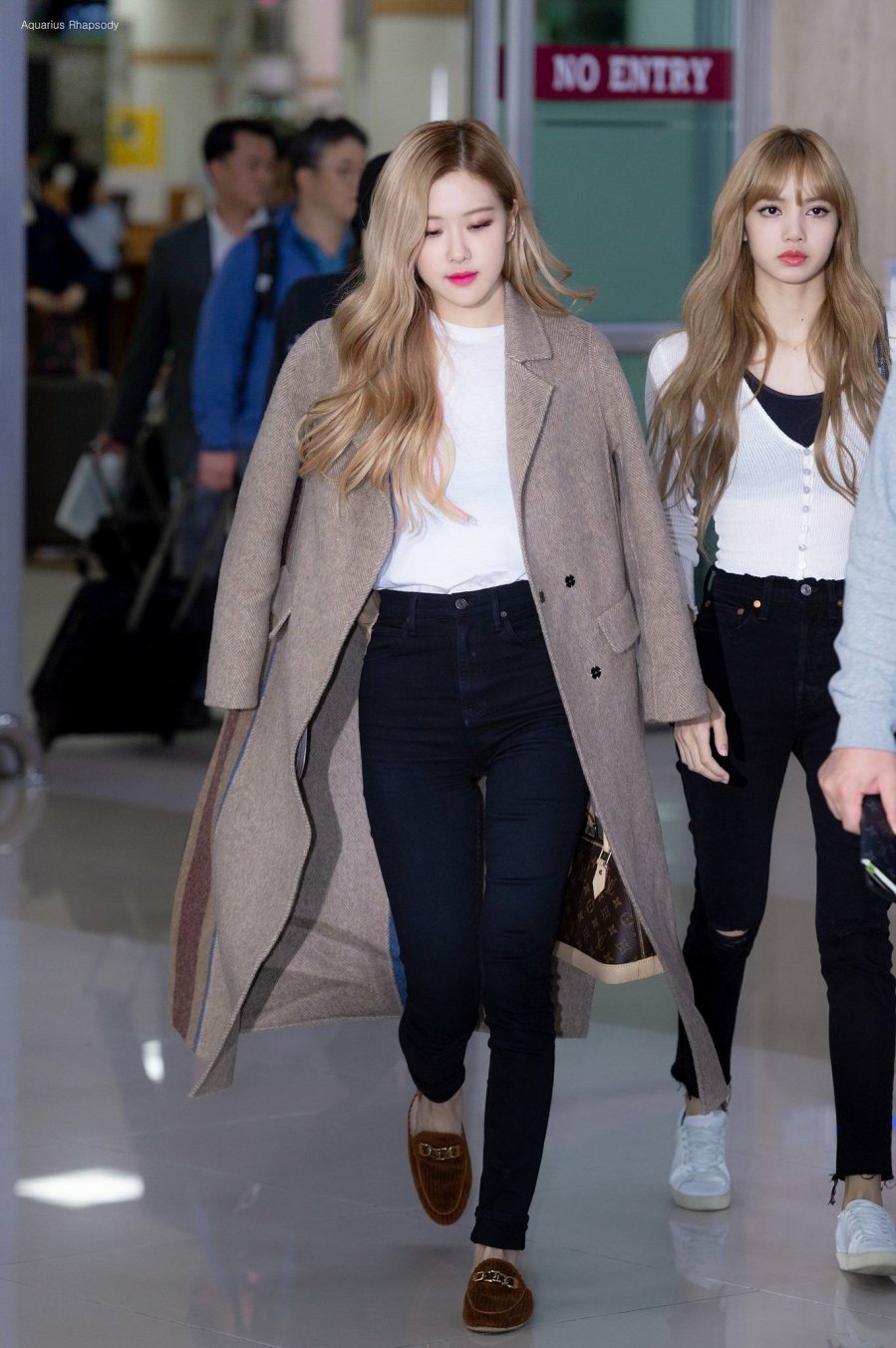 Rosé chân cong, dáng gầy khẳng khiu nhưng "ém nhẹm" cực đỉnh nhờ áo khoác dáng dài - Ảnh 9. Rosé chân cong, dáng gầy khẳng khiu nhưng "ém nhẹm" cực đỉnh nhờ áo khoác dáng dài - Ảnh 9.