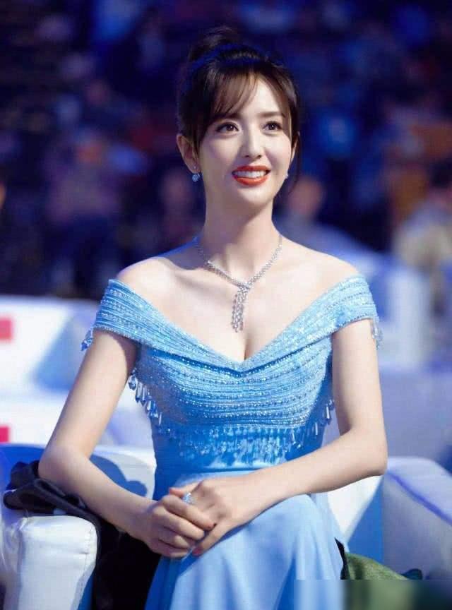 Đồng Lệ Á style Cô vợ khiến chồng cũ "cay" nhất lúc này: Tái hôn với quan chức cấp cao, style khi ngây thơ khi quyến rũ chết người - Ảnh 5. Đồng Lệ Á style Cô vợ khiến chồng cũ "cay" nhất lúc này: Tái hôn với quan chức cấp cao, style khi ngây thơ khi quyến rũ chết người - Ảnh 5.