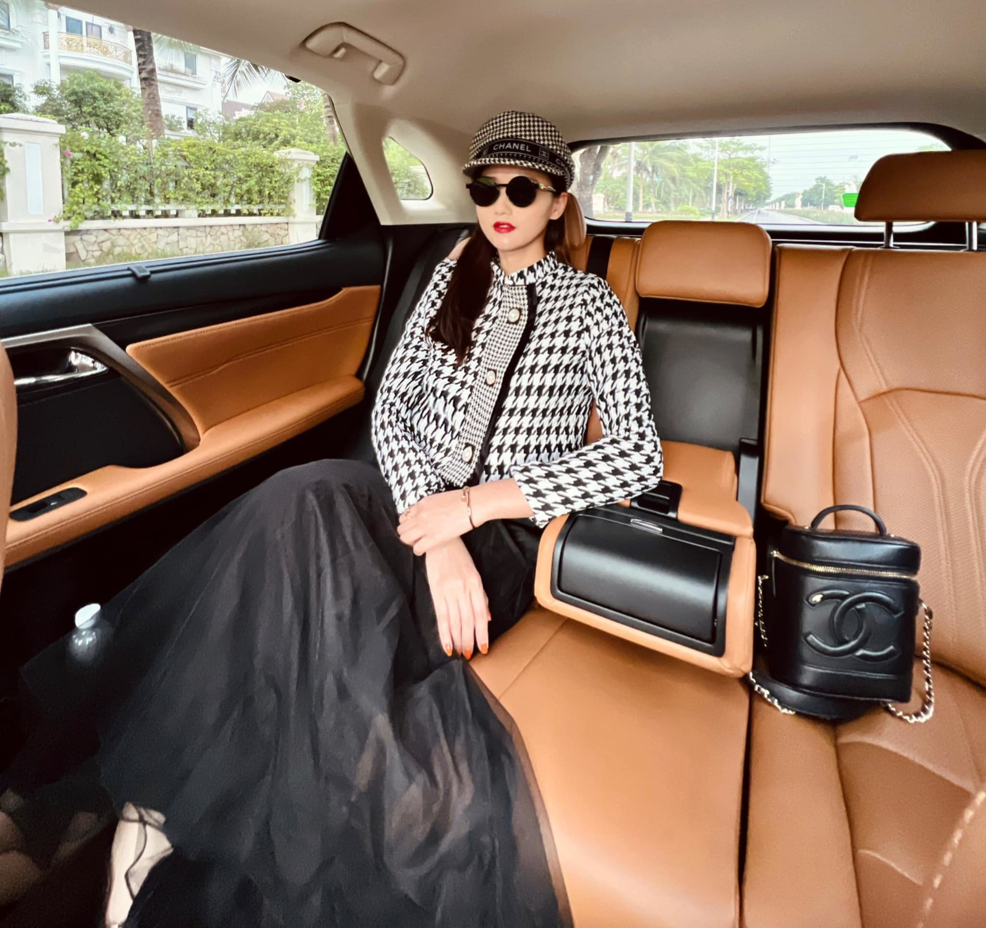 Thời trang rất 'chất' của diễn viên đại gia Lã Thanh Huyền - Ảnh 2. Thời trang rất 'chất' của diễn viên đại gia Lã Thanh Huyền - Ảnh 2.