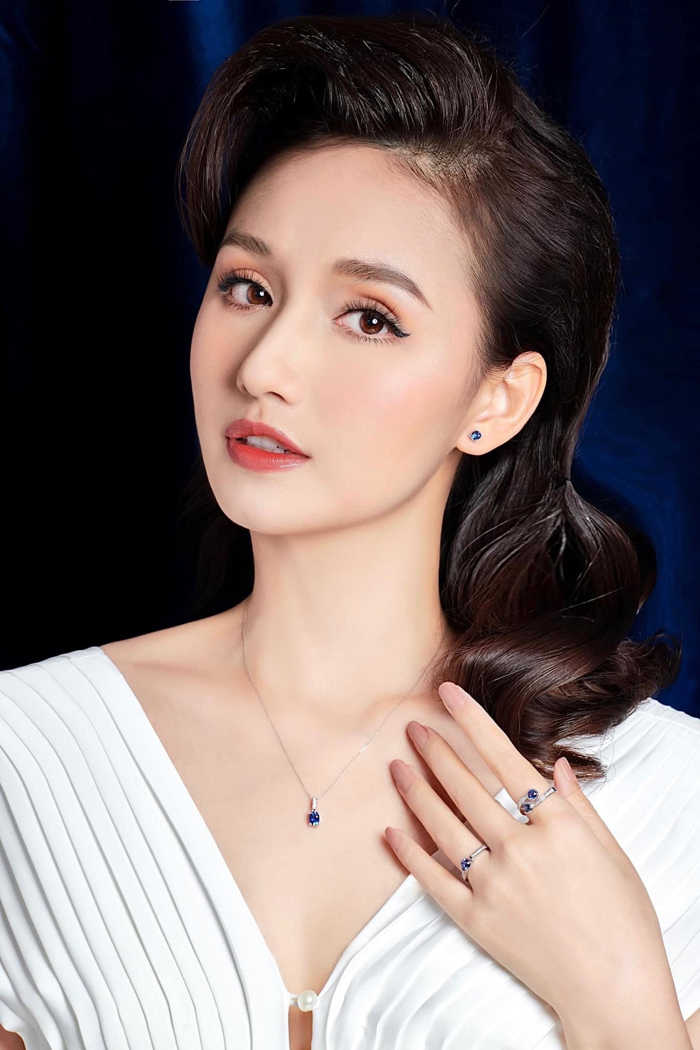 Thời trang rất 'chất' của diễn viên đại gia Lã Thanh Huyền - Ảnh 8. Thời trang rất 'chất' của diễn viên đại gia Lã Thanh Huyền - Ảnh 8.