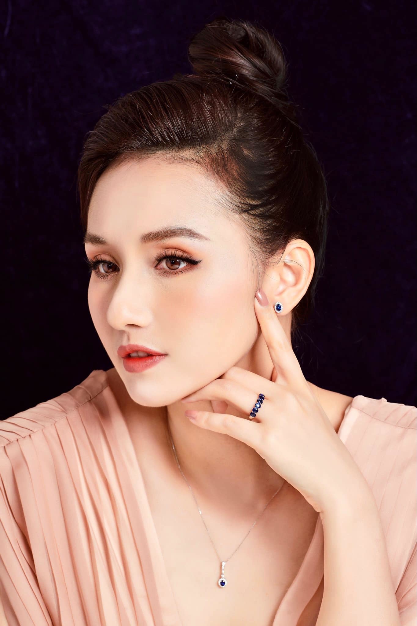 Thời trang rất 'chất' của diễn viên đại gia Lã Thanh Huyền - Ảnh 7. Thời trang rất 'chất' của diễn viên đại gia Lã Thanh Huyền - Ảnh 7.