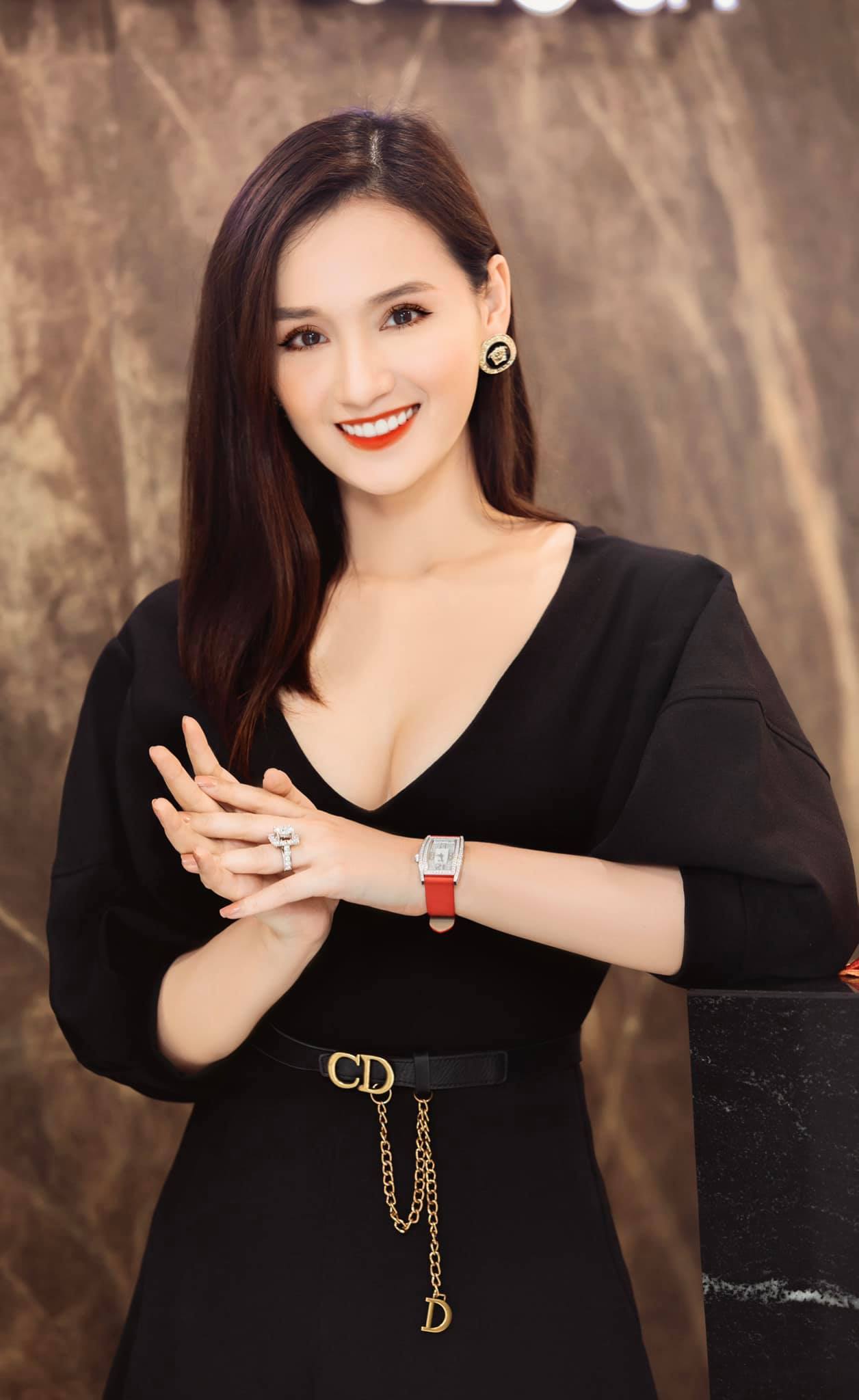 Thời trang rất 'chất' của diễn viên đại gia Lã Thanh Huyền - Ảnh 11. Thời trang rất 'chất' của diễn viên đại gia Lã Thanh Huyền - Ảnh 11.
